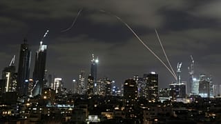 Le système de défense aérienne israélien Iron Dome tire pour intercepter des roquettes au-dessus de Tel Aviv, Israël, dimanche 15 juin 2025.