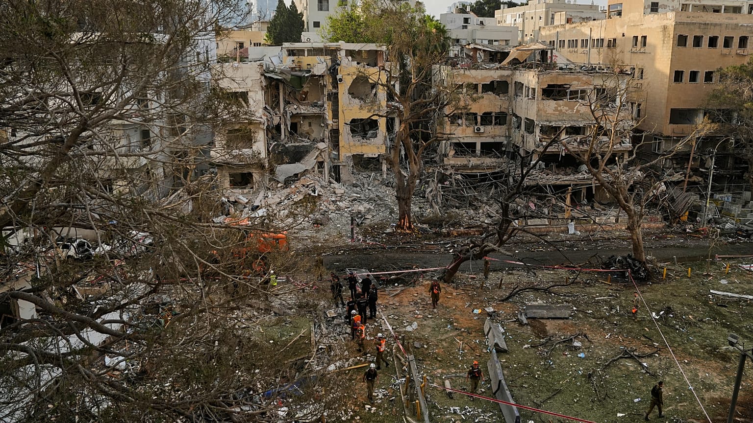 Kurtarma ekibi 16 Haziran 2025, Pazartesi günü İran'dan fırlatılan bir füzenin İsrail'in Tel Aviv kentini vurduğu bölgede çalışıyor.
