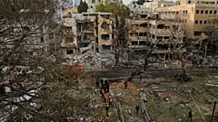Kurtarma ekibi 16 Haziran 2025, Pazartesi günü İran'dan fırlatılan bir füzenin İsrail'in Tel Aviv kentini vurduğu bölgede çalışıyor.
