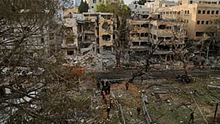 Kurtarma ekibi 16 Haziran 2025, Pazartesi günü İran'dan fırlatılan bir füzenin İsrail'in Tel Aviv kentini vurduğu bölgede çalışıyor.