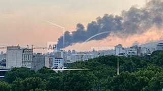 Il fumo sopra l'edificio della tv di stato iraniana colpita da Israele