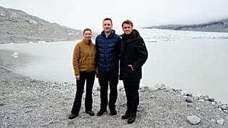 Fransa Cumhurbaşkanı Emmanuel Macron, Danimarka Başbakanı Mette Frederiksen ve Grönland lideri Jens-Frederik Nielsen, 15 Haziran 2025, Pazar günü Grönland'daki bir buzulda.