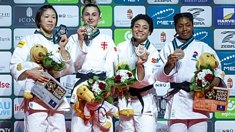 Этери Липартелиани (вторая слева) выиграла золото чемпионата мира