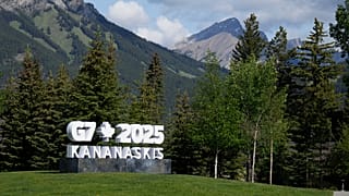 Dağlar, 15 Haziran 2025 Pazar günü yapılacak G7 Zirvesi öncesinde Banff, Alta'daki bir G7 tabelasının arka planını oluşturuyor.