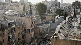 عمال الإنقاذ والشرطة والجيش يتفقدون الموقع الذي أصابه صاروخ إيراني في بني براك، بالقرب من تل أبيب، إسرائيل، يوم الاثنين، 16 يونيو 2025