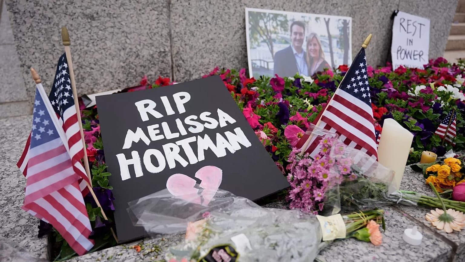 Minnesota Eyalet Temsilcisi Melissa Hortman ve eşi Mark için 15 Haziran 2025 Pazar günü Eyalet Meclis Binası'nda derme çatma bir anıt görülüyor