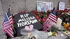 Minnesota Eyalet Temsilcisi Melissa Hortman ve eşi Mark için 15 Haziran 2025 Pazar günü Eyalet Meclis Binası'nda derme çatma bir anıt görülüyor