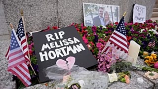 Minnesota Eyalet Temsilcisi Melissa Hortman ve eşi Mark için 15 Haziran 2025 Pazar günü Eyalet Meclis Binası'nda derme çatma bir anıt görülüyor