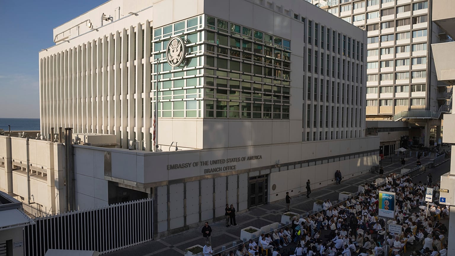 Το υποκατάστημα της πρεσβείας των ΗΠΑ στο Τελ Αβίβ, Ισραήλ, κατά τη διάρκεια διαμαρτυρίας την Τετάρτη, 8 Ιανουαρίου 2025. 
