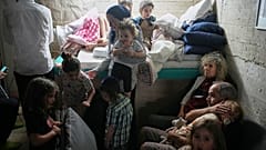Israelis suchen Schutz in einem Bunker, nachdem eine Sirene vor Raketenbeschuss aus dem Iran gewarnt hat, in Jerusalem, am Sonntag, 15. Juni 2025