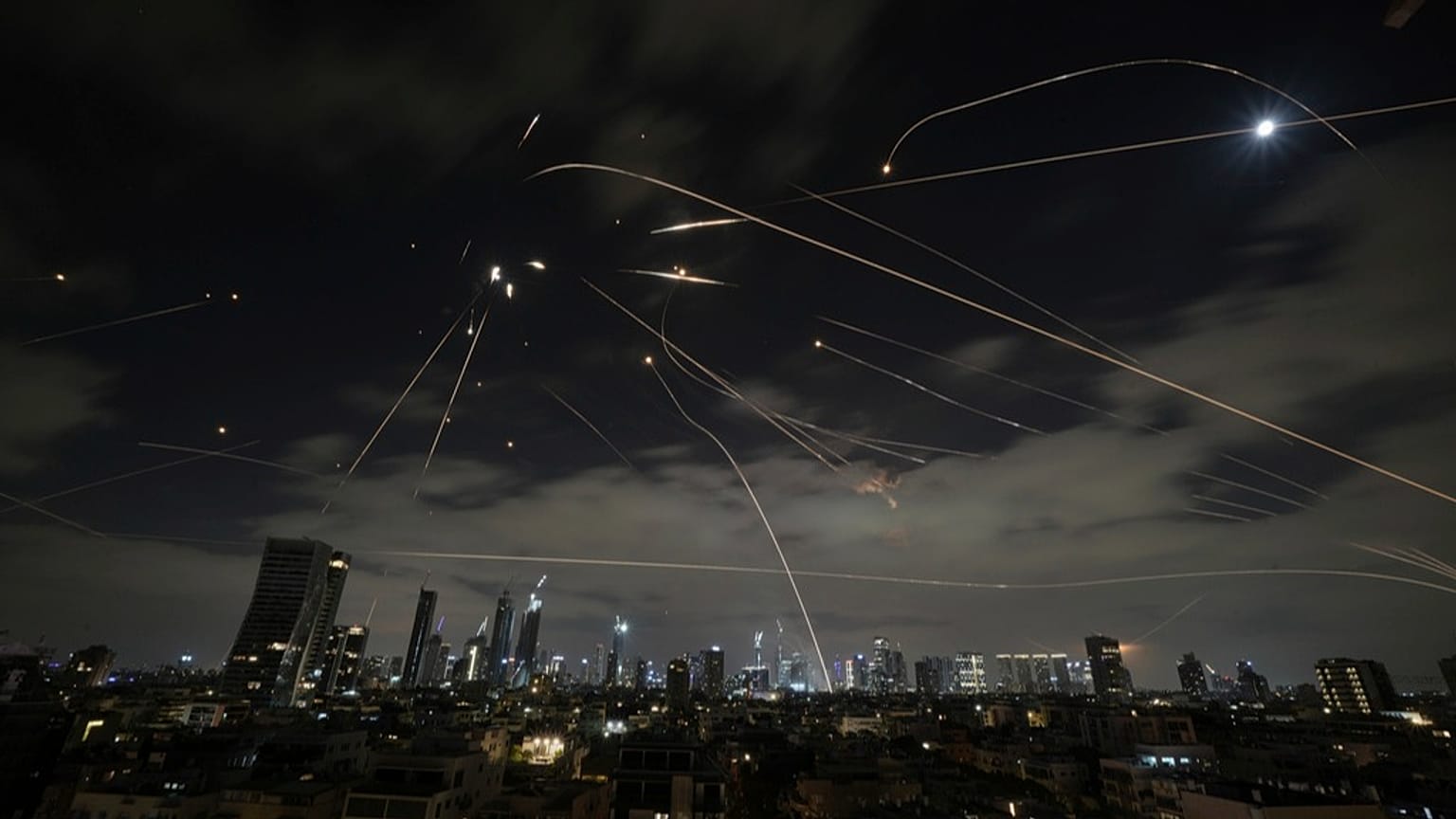 Das israelische Luftabwehrsystem Iron Dome fängt iranische Raketen über Tel Aviv ab, Sonntag, 15. Juni 2025