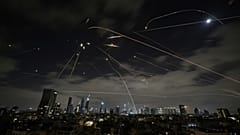 Das israelische Luftabwehrsystem Iron Dome fängt iranische Raketen über Tel Aviv ab, Sonntag, 15. Juni 2025