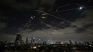 Das israelische Luftabwehrsystem Iron Dome fängt iranische Raketen über Tel Aviv ab, Sonntag, 15. Juni 2025