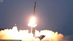 Esta imagem de um vídeo difundido pela KRT da Coreia do Norte mostra o que diz ser um míssil balístico a ser lançado de um local não revelado na Coreia do Norte, a 20 de fevereiro de 2023.