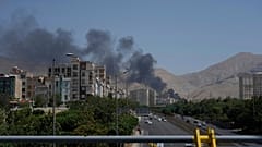 Дым поднимается от нефтехранилища после израильского удара в субботу, Тегеран, понедельник 16 июня 2025 года.
