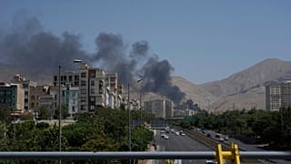 Дым поднимается от нефтехранилища после израильского удара в субботу, Тегеран, понедельник 16 июня 2025 года.