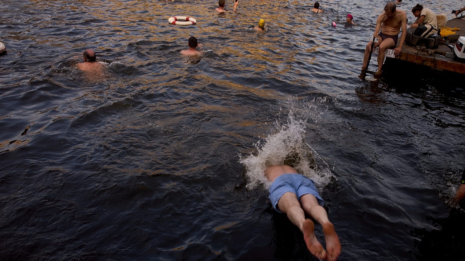 Die Sommertemperaturen laden zum Schwimmen ein. So können Sie Badeunfälle vermeiden.