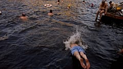 Die Sommertemperaturen laden zum Schwimmen ein. So können Sie Badeunfälle vermeiden.