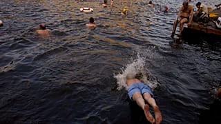 Die Sommertemperaturen laden zum Schwimmen ein. So können Sie Badeunfälle vermeiden.