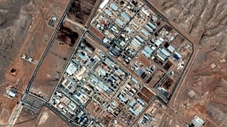 На спутниковом снимке показан завод по обогащению урана в Исфахане, Иран, после израильских авиаударов. 14 июня 2025 года