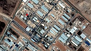 Esta imagen de satélite muestra las instalaciones de enriquecimiento de Isfahan, en Irán, tras ser alcanzadas por ataques aéreos israelíes, el sábado 14 de junio de 2025.