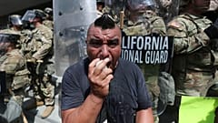 Ein Mann ruft, während die Nationalgarde Kaliforniens am Samstag, den 14. Juni 2025, während einer Protestaktion am Bundesgebäude in Los Angeles steht.