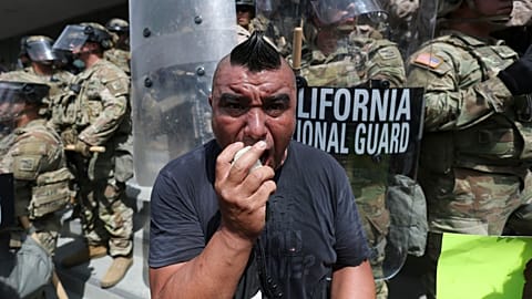 Un homme crie tandis que la Garde nationale de Californie se tient devant le bâtiment fédéral lors d'une manifestation le samedi 14 juin 2025, à Los Angeles