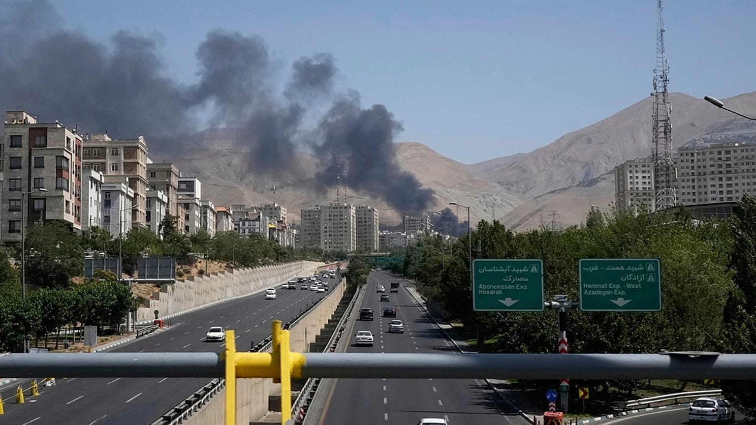 يتصاعد الدخان من منشأة تخزين نفط بعد أن بدا أنها تعرضت لضربة إسرائيلية يوم السبت، في طهران، إيران، الاثنين 16 يونيو 2025. 
