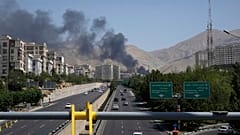 يتصاعد الدخان من منشأة تخزين نفط بعد أن بدا أنها تعرضت لضربة إسرائيلية يوم السبت، في طهران، إيران، الاثنين 16 يونيو 2025. 
