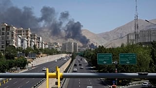 يتصاعد الدخان من منشأة تخزين نفط بعد أن بدا أنها تعرضت لضربة إسرائيلية يوم السبت، في طهران، إيران، الاثنين 16 يونيو 2025.