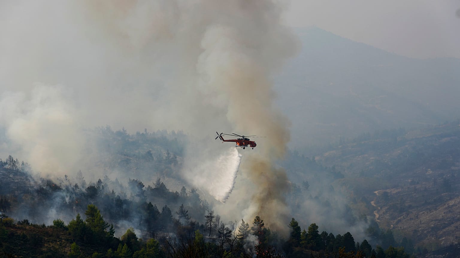 Ελικόπτερο της πυροσβεστικής επιχειρεί σε φωτιά στην Ελλάδα - φώτο αρχείου