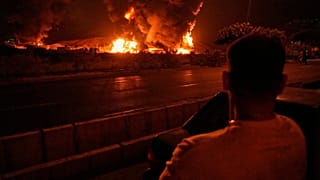 Un hombre observa las llamas que se elevan desde un almacén de petróleo tras un ataque israelí en Teherán, Irán, el domingo 15 de junio de 2025.  