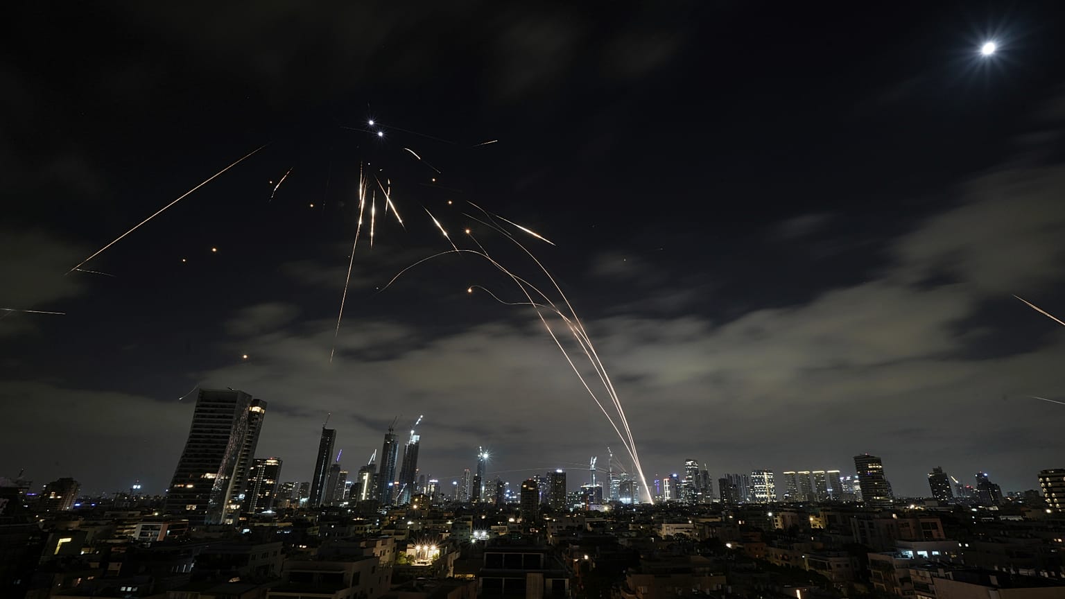 Az izraeli Iron Dome légvédelmi rendszer tüzel, hogy elfogja a rakétákat egy iráni támadás során Tel Aviv felett, 2025. június 15.