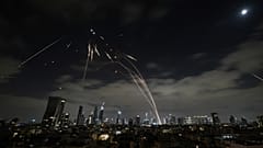 O sistema de defesa aérea israelita Iron Dome dispara para intercetar mísseis durante um ataque iraniano sobre Telavive, 15 de junho de 2025