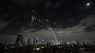 Az izraeli Iron Dome légvédelmi rendszer tüzel, hogy elfogja a rakétákat egy iráni támadás során Tel Aviv felett, 2025. június 15.