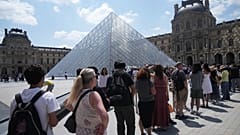 Açılışı açıklanmayan acil durum toplantısı nedeniyle ertelenen Paris'teki Louvre Müzesi'nin önünde kuyruklar oluştu