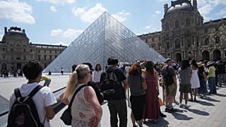 Очереди у входа в Лувр в Париже: открытие отложено из-за негласного экстренного совещания