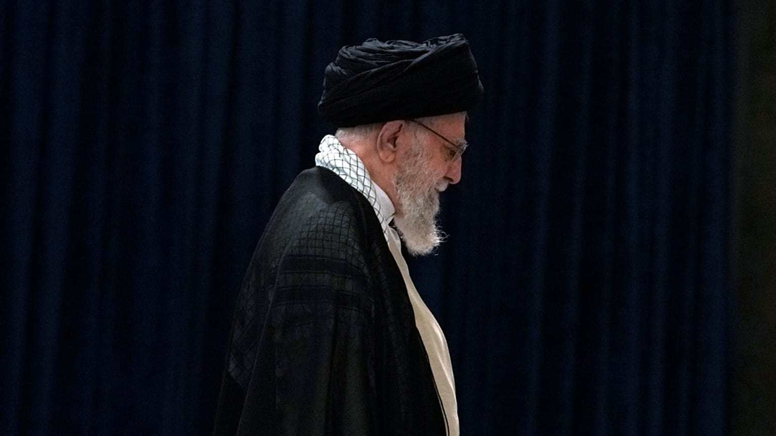 Archivo: El líder supremo de Irán, el ayatolá Ali Jameneí, tras depositar su voto en las elecciones presidenciales, en Teherán, Irán, el viernes 28 de junio de 2024.  