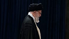 Archivo: El líder supremo de Irán, el ayatolá Ali Jameneí, tras depositar su voto en las elecciones presidenciales, en Teherán, Irán, el viernes 28 de junio de 2024.  