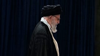 Archivo: El líder supremo de Irán, el ayatolá Ali Jameneí, tras depositar su voto en las elecciones presidenciales, en Teherán, Irán, el viernes 28 de junio de 2024.