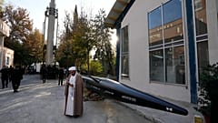 ΦΩΤΟΓΡΑΦΙΑ ΑΡΧΕΙΟΥ - Ένας Ιρανός κληρικός στέκεται δίπλα σε πυραύλους που εκτίθενται σε έκθεση κατά τη διάρκεια τελετής στην Τεχεράνη, Ιράν, τη Δευτέρα, 13 Νοεμβρίου 2023. 