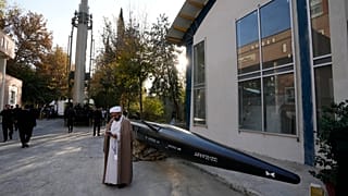 FILE PHOTO - Un clérigo iraní junto a misiles expuestos en una exhibición durante una ceremonia en Teherán, Irán, el lunes 13 de noviembre de 2023. 