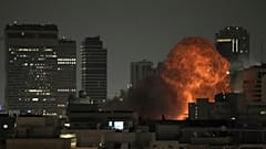Man sieht eine Explosion während eines Raketenangriffs in Tel Aviv, Israel, Sonntag, 15. Juni 2025.