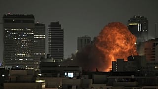 Une explosion est visible lors d'une attaque de missiles à Tel Aviv, Israël, dimanche 15 juin 2025.