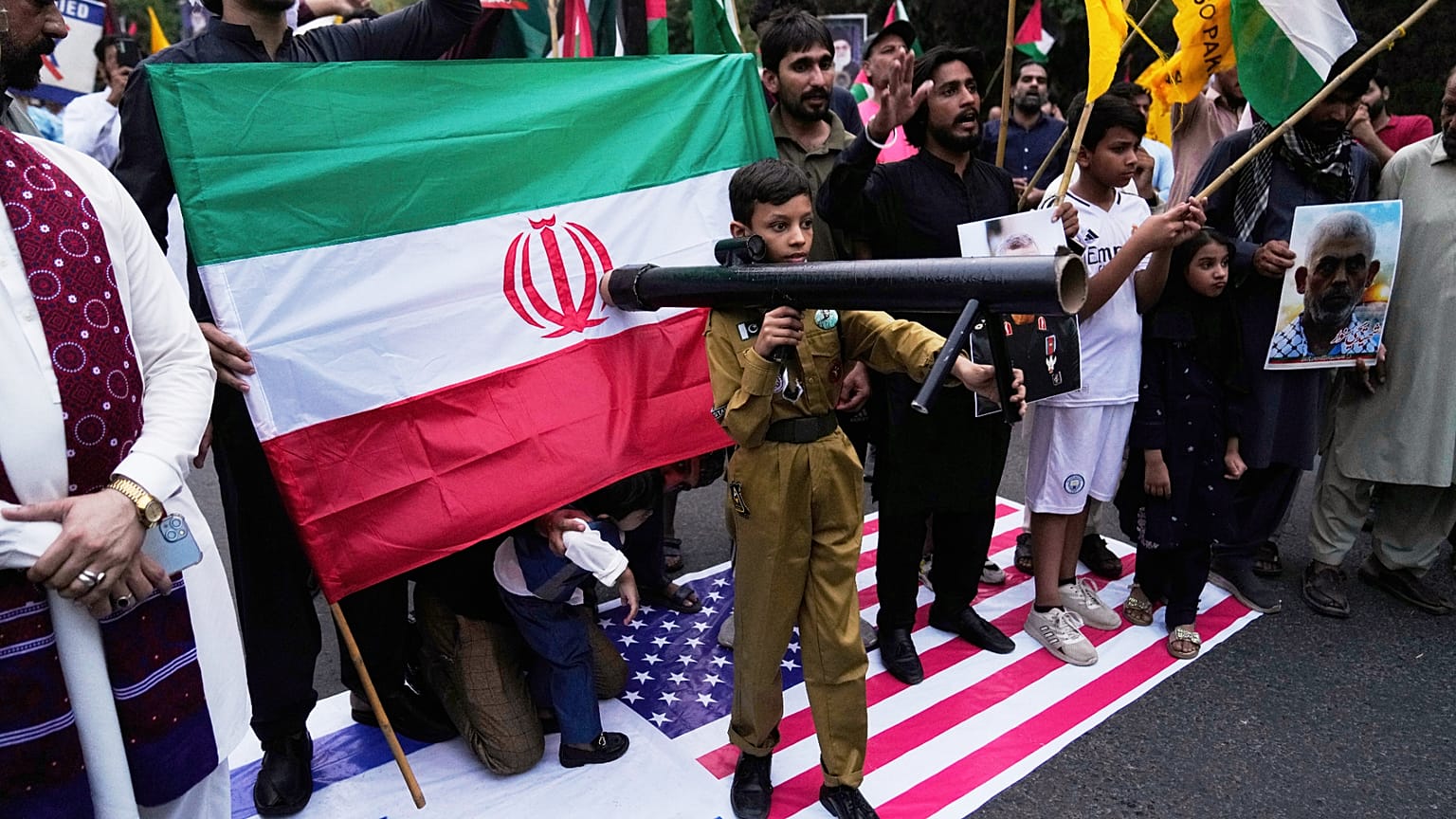 Foto de protestas en Pakistán por la guerra entre Israel e Irán. 