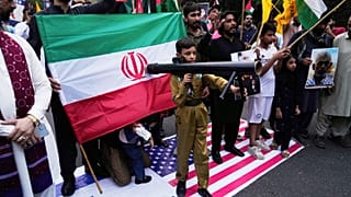 Foto de protestas en Pakistán por la guerra entre Israel e Irán. 
