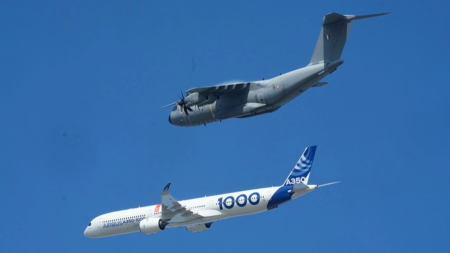 طائرتان من طراز إيرباص — A350-1000 وطائرة النقل العسكرية M400 — تحلّقان خلال فعاليات معرض باريس للطيران، يوم الاثنين 16 حزيران/ يونيو 2025.