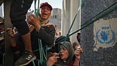 نساء يصطففن أمام مخبز للحصول على حصتهن من الخبز في دير البلح، قطاع غزة – 21 تشرين الثاني/ نوفمبر 2024.