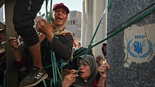 نساء يصطففن أمام مخبز للحصول على حصتهن من الخبز في دير البلح، قطاع غزة – 21 تشرين الثاني/ نوفمبر 2024.