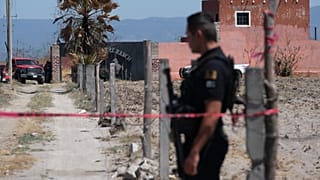 Teuchitlan'da yer alan Izaguirre Çiftliği'nin girişinde nönet tutan bir polis, 11 Mart 2025